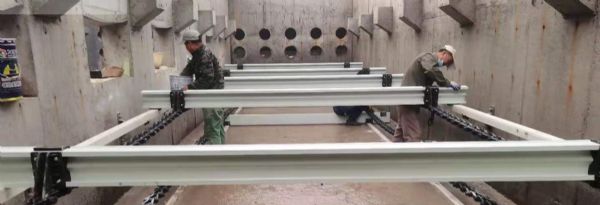  chain scraper system for collecting bottom sediments and floating substances